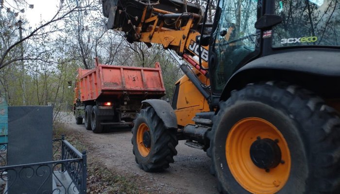 В Иркутске с кладбищ вывозят мусор в усиленном режиме