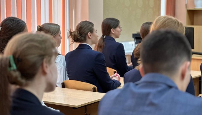 В школах Приангарья проходит профориентационный урок «Моё будущее – моя страна»