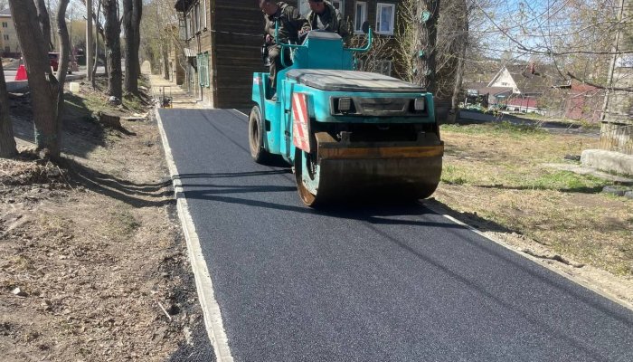 В Иркутске на Чайковского асфальтируют тротуар