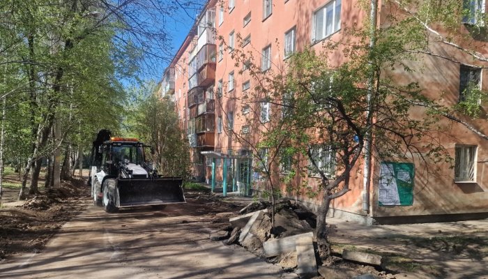 Благоустройство двора завершается на улице Пушкина в Иркутске