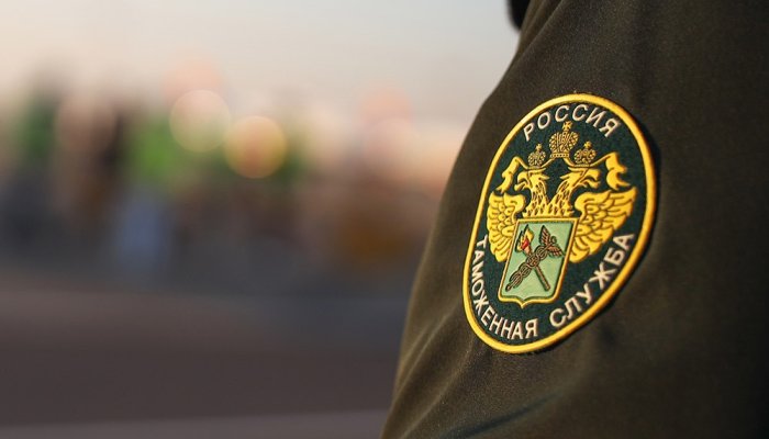 У братчанки на таможне изъяли запрещенную литературу и кольцо с нацистской символикой