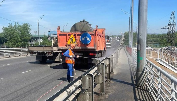 В Иркутске очищают дороги и тротуары