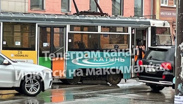 В центре Иркутска трамвай сошел с рельсов