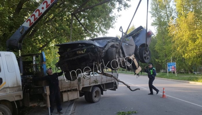 В Иркутске двое подростков вдребезги разбили машину, врезавшись в столб