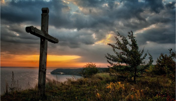 В Усольском районе неизвестный разгромил кладбище