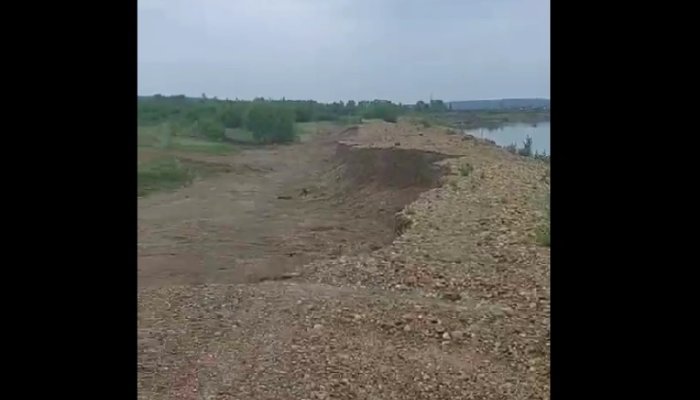 В Тулуне неизвестные украли гравий с дамбы