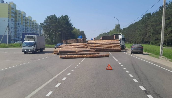 На выезде из Лугового у лесовоза опрокинулся прицеп