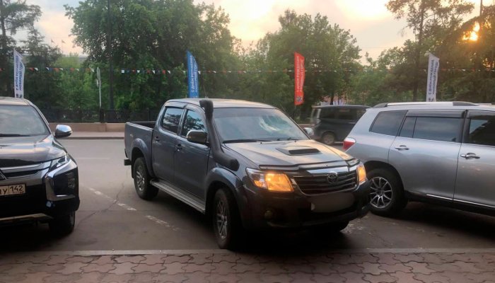 В Иркутске мужчина прокатился на капоте автомобиля и разбил палкой лобовое стекло (Видео)