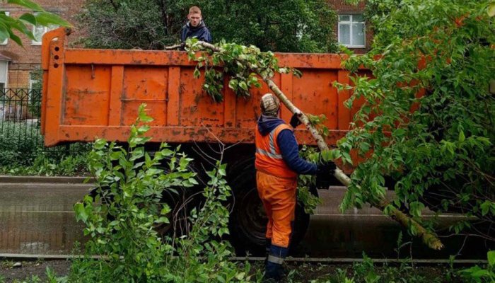 В Иркутске устраняют последствия непогоды