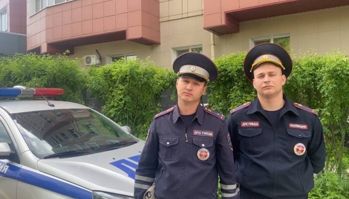 В Иркутске госавтоинспекторы помогли семье добраться до больницы