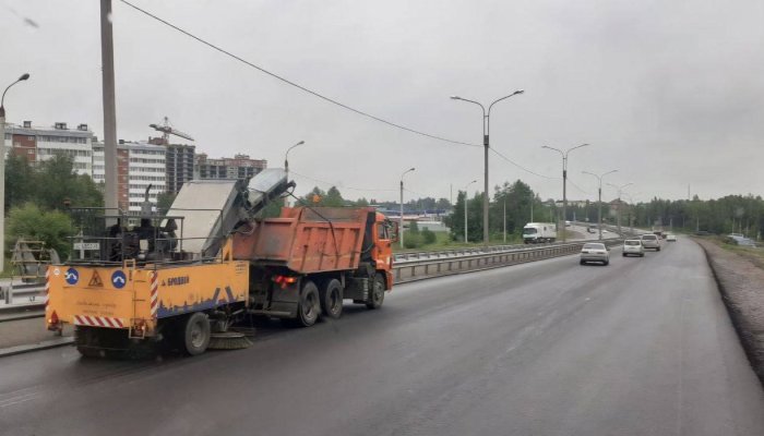 В Иркутске продолжается комплексная уборка улиц и мостов