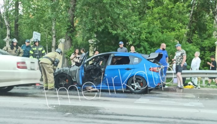 Иномарка сгорела прямо на дороге в Иркутске