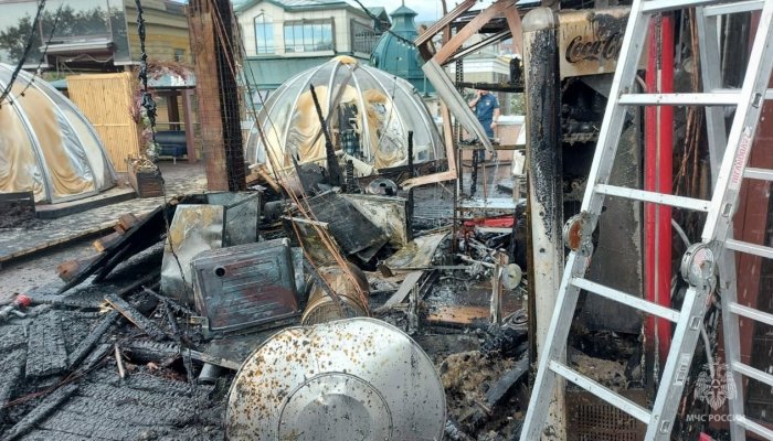 Пожар произошел на крыше «Сезона» в Иркутске