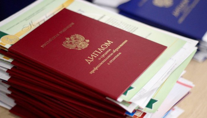 Директор и секретарь усольского техникума выдавали фальшивые дипломы