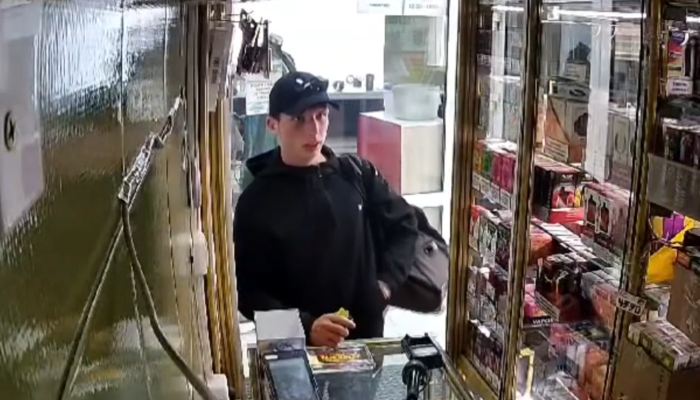 В Иркутске полиция разыскивает парня, расплатившегося чужой картой