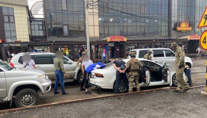 В Иркутске задержали молодого человека, перевозившего оружие