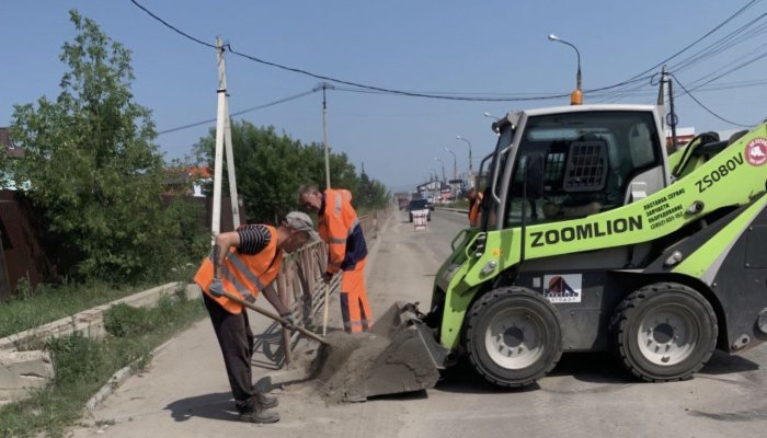 В Иркутске продолжается очистка тротуаров и дорог