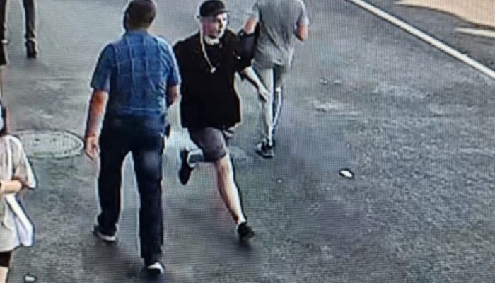 Полиция разыскивает распылившего в торговом центре газ мужчину