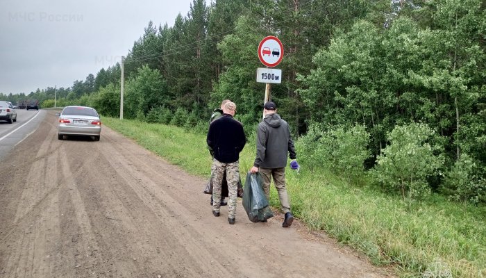 МЧСники отчистили от мусора 13 км лесополосы возле Качугского тракта
