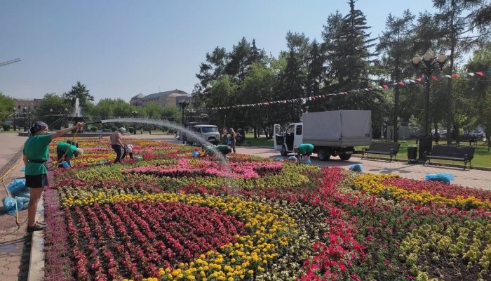 В Иркутске ежедневно поливают клумбы