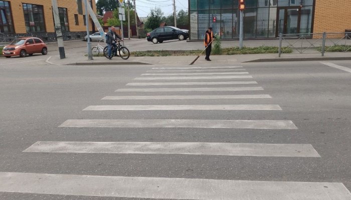 В Иркутске убирают тротуары и пешеходные переходы