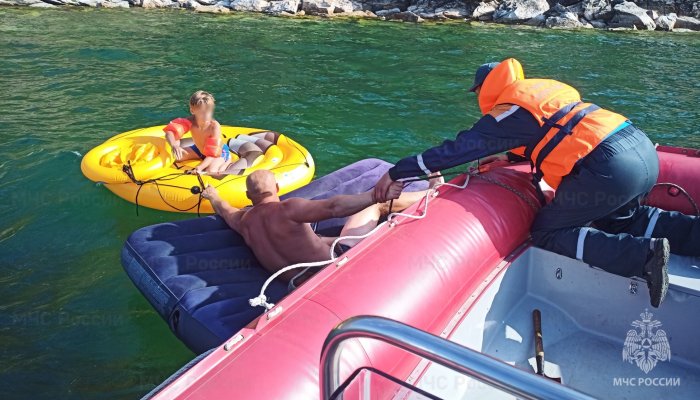За неделю на Байкале трех человек унесло от берега на матрасах