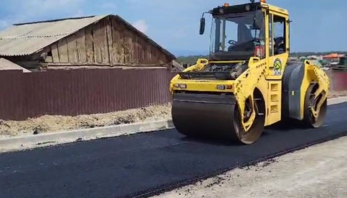 На Ольхоне начались работы по асфальтированию дороги в Хужире