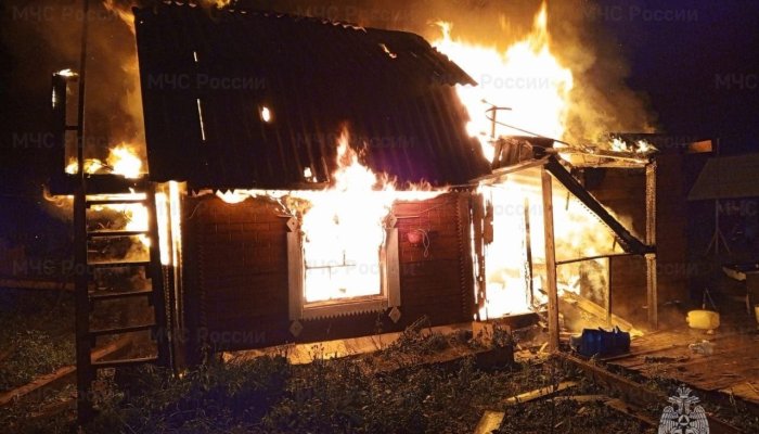 Мужчина и женщина получили ожоги на пожаре в Усть-Илимске
