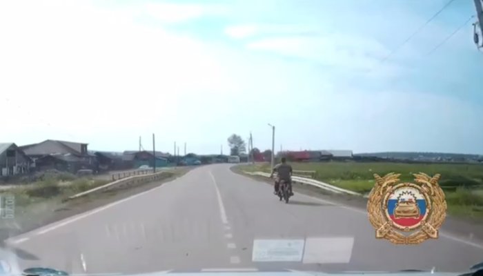 Подросток на мотоцикле устроил погоню с полицейскими в Кутулике