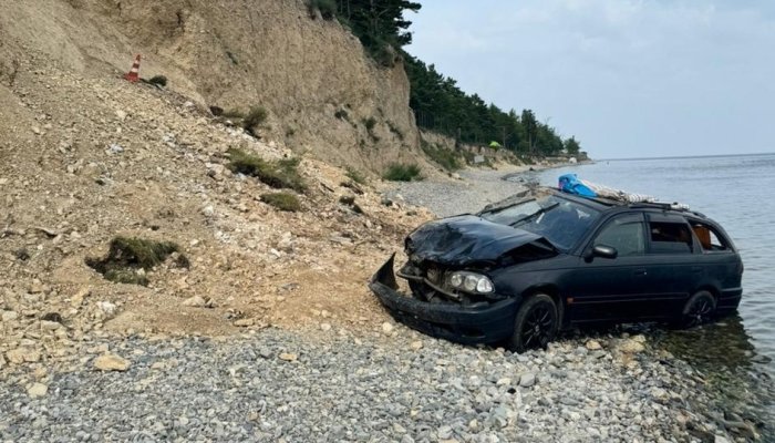Машина с мальчиком внутри съехала с обрыва в Большом Голоустном
