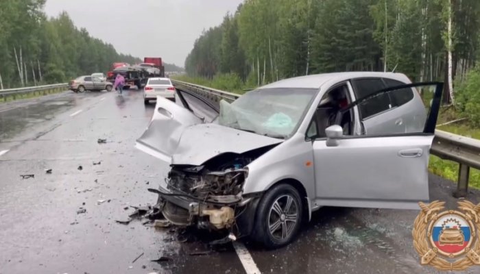 Иномарка врезалась в прицеп грузовика в Тайшетском районе