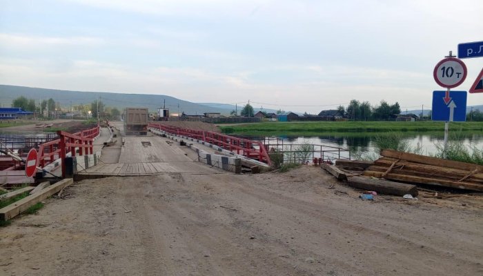В  Жигаловском районе починили мост, проломленный большегрузом