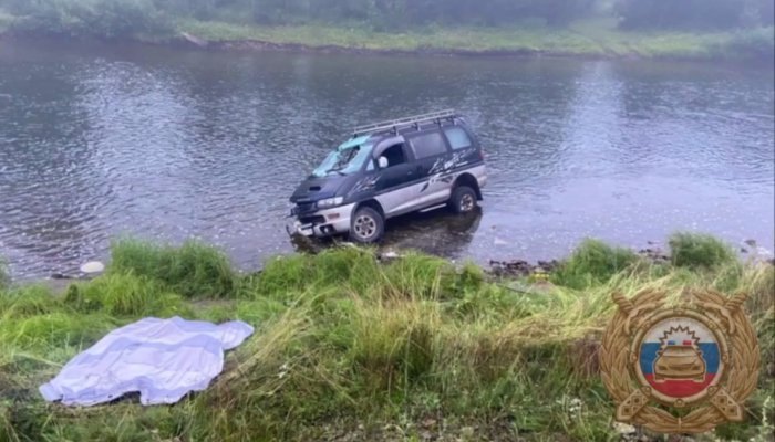 В Усть-Кутском районе водитель погиб, въехав на автомобиле в реку