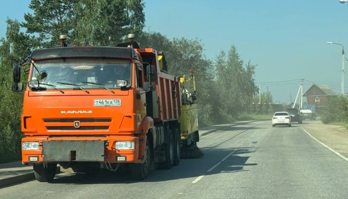 В Иркутске ведется комплексная уборка тротуаров