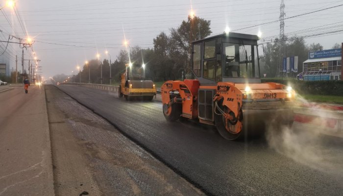 Более 400 тонн асфальта уложили минувшей ночью на Байкальской в Иркутске
