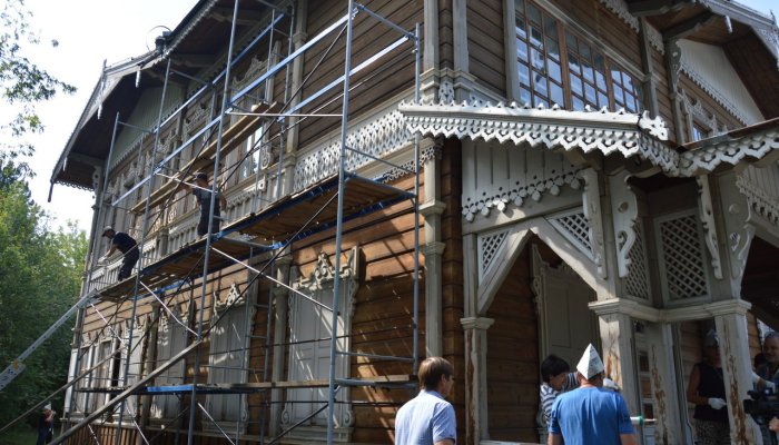 Волонтеры «Фасадника» обновляют фасад усадьбы Сукачева в Иркутске