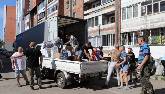 Около 30 тонн гумпомощи отправили из Иркутска в Курскую область