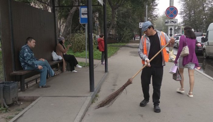 Остановки общественного транспорта моют и убирают во всех районах Иркутска