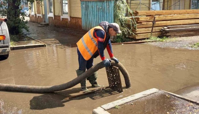 В Иркутске проводят очистку ливневой канализации