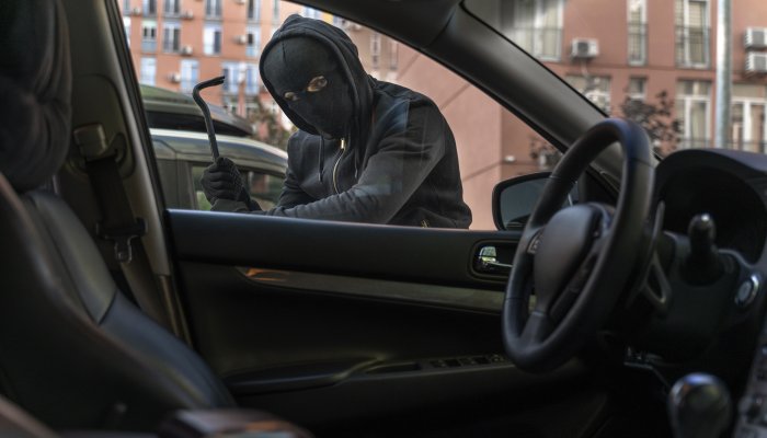 В Зиме 19-летний парень угнал легковушку, попал в аварию и лег спать