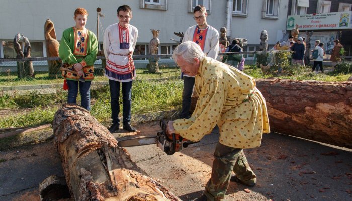 В Иркутске стартовал фестиваль деревянных скульптур