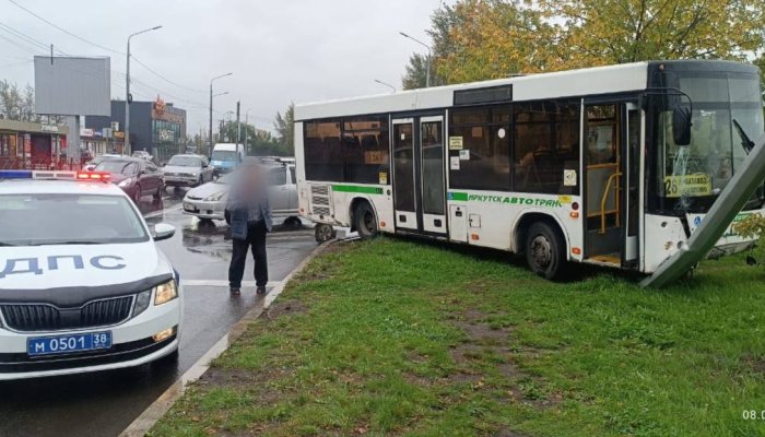 Водитель автобуса заехал на газон в Ленинском округе Иркутска