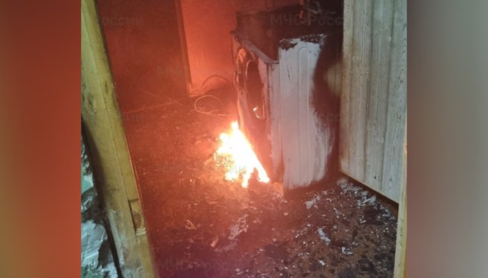 13 человек эвакуировали спасатели на пожаре в Усть-Илимске