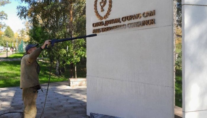 В Иркутске готовят памятники к зиме