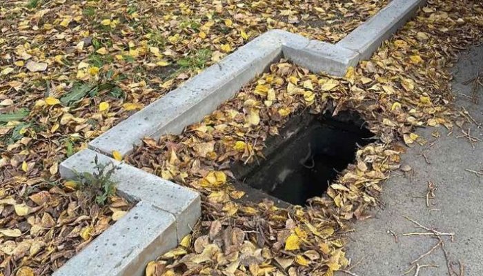 В Иркутске неизвестные похитили 33 решетки дождеприемных колодцев