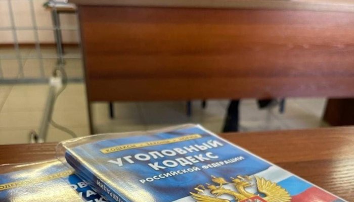Бухгалтер из Слюдянского района не давала списывать со своей зарплаты долг