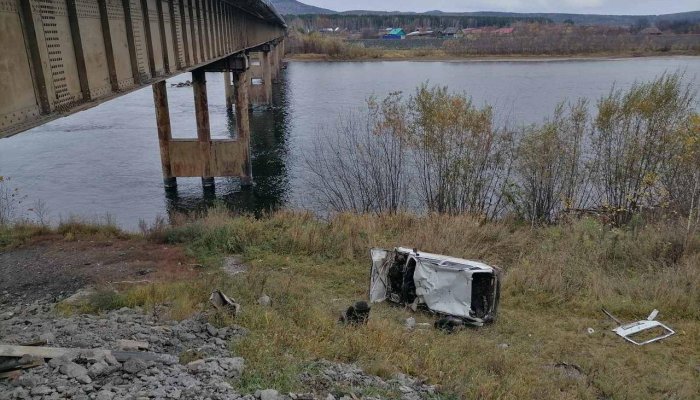 Пьяный водитель съехал с моста в Тайшетском районе