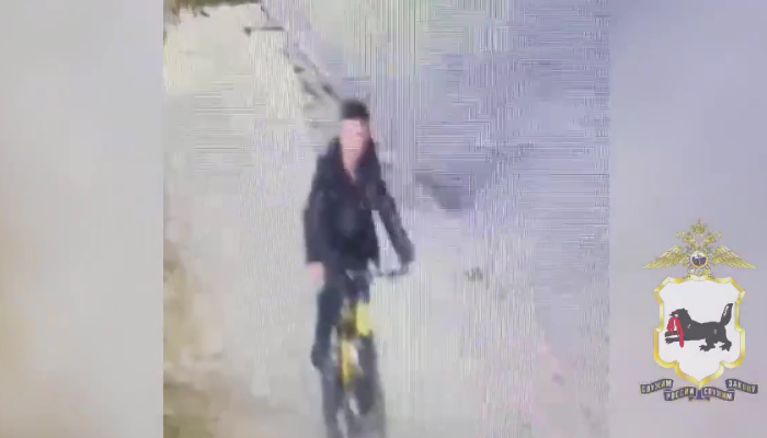 В Иркутске полиция разыскивает мужчину, укравшего велосипед (Видео)