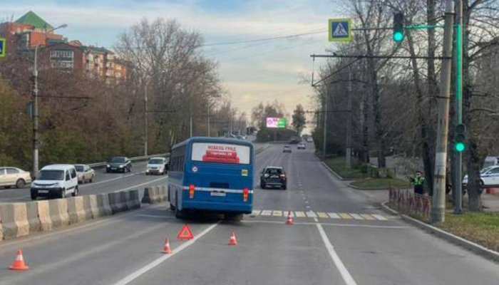 Один человек пострадал из-за столкновения автобуса и легковушки в Иркутске
