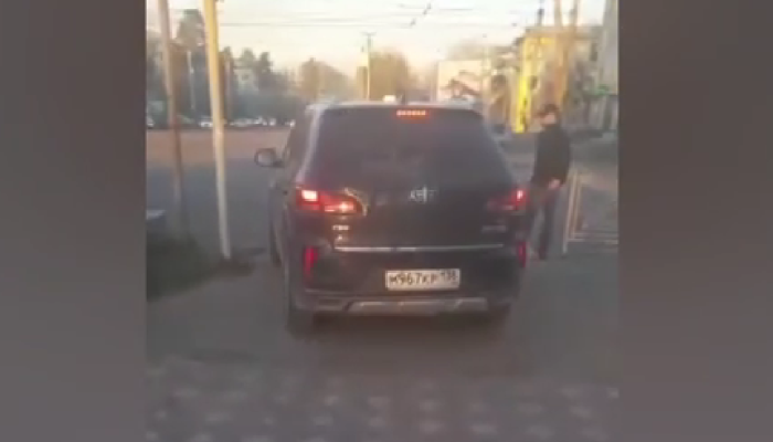 В Ангарске полиция установила водителя, передвигающегося по тротуару (Видео)